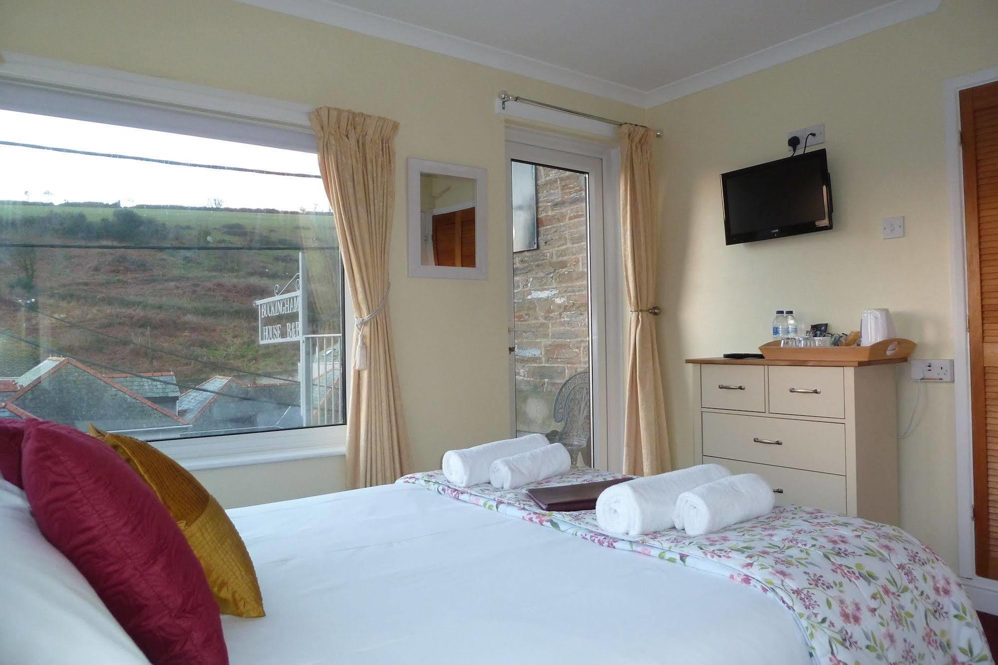 Buckingham House Bed & Breakfast เมวากิสซีย์ ภายนอก รูปภาพ