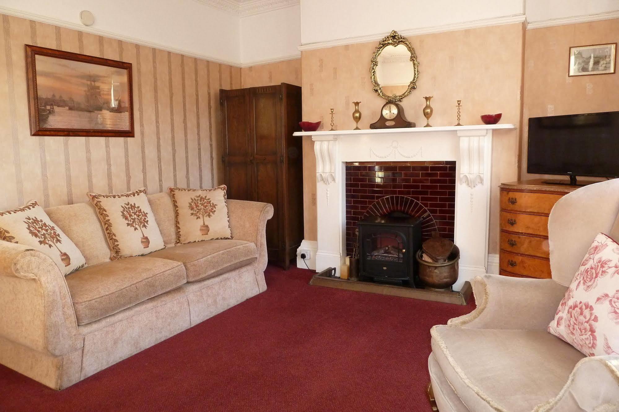Buckingham House Bed & Breakfast เมวากิสซีย์ ภายนอก รูปภาพ