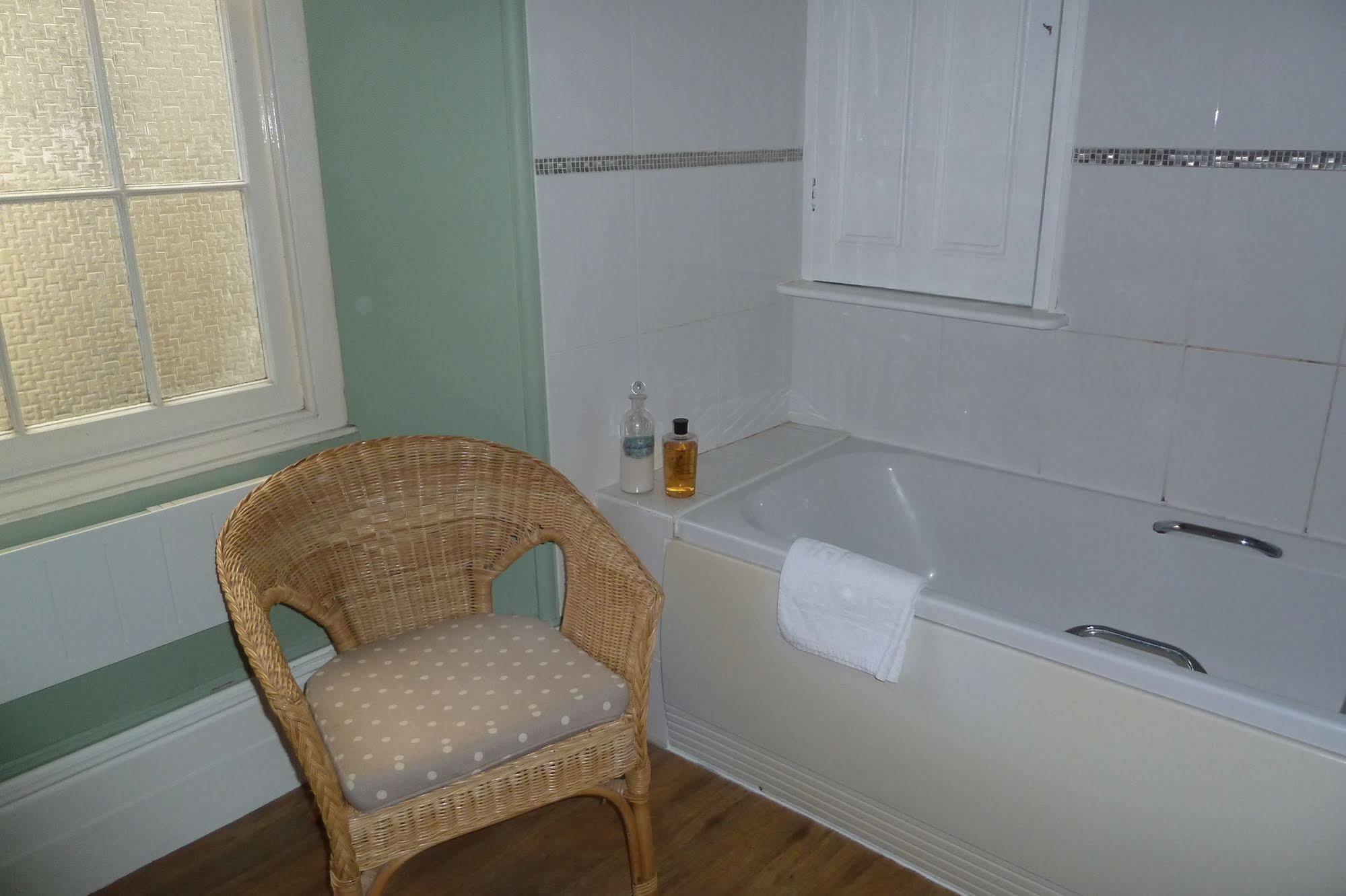 Buckingham House Bed & Breakfast เมวากิสซีย์ ภายนอก รูปภาพ